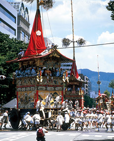 祇園祭の伝統技術と文化の保存・継承を担い、京都文化の伝道者として貢献